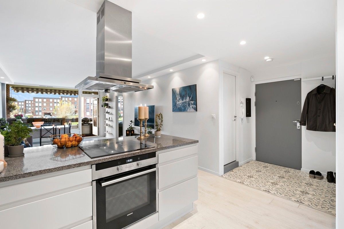 Meget moderne kjøkken i delvis åpne løsning og integrerte hvitevarer Galleribilde