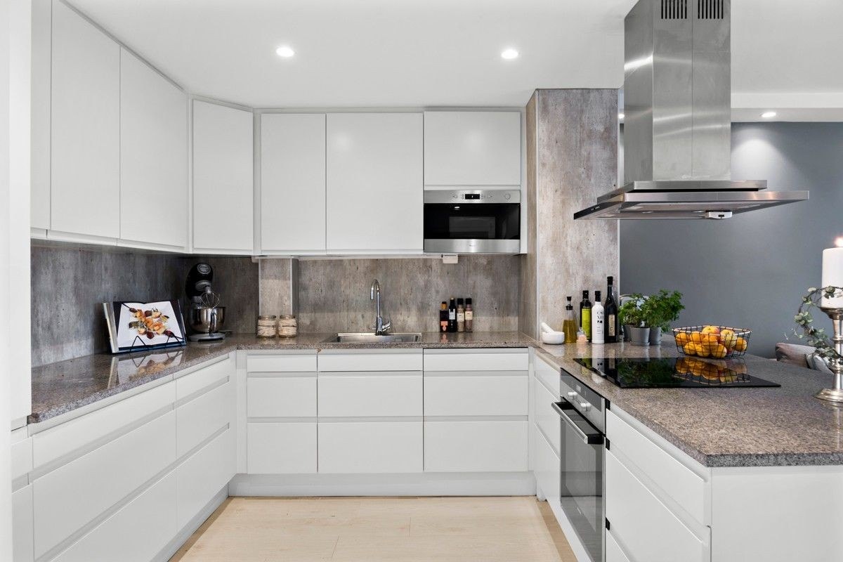 Lyst kjøkken med romslige over og underskap Galleribilde