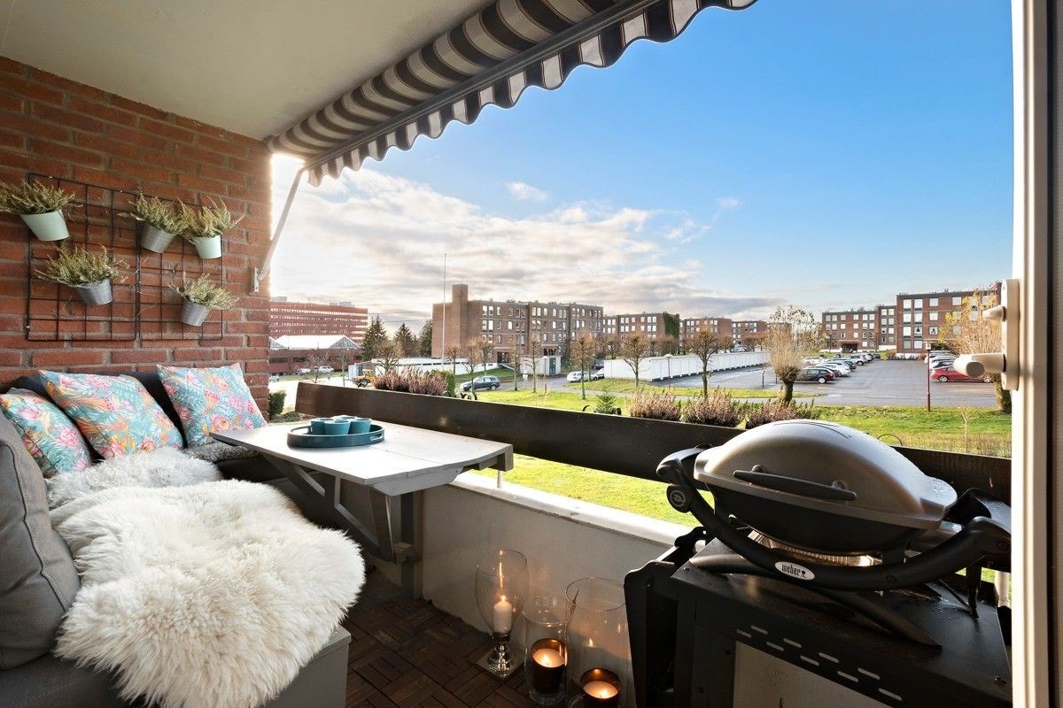 Fra stuen går du rett ut til en lys og solrik balkong. vestvent på 5 m2 Galleribilde