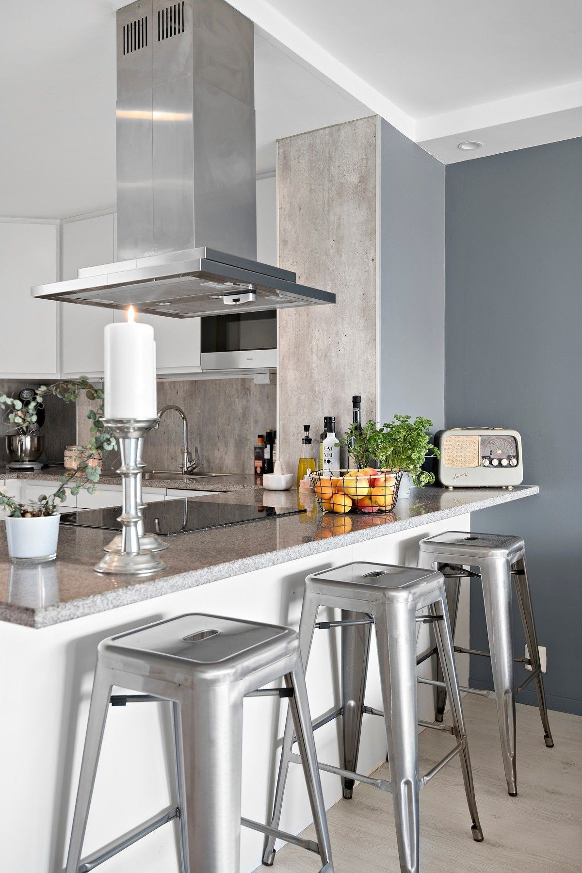 Praktisk spiseplass med barkrakker Galleribilde