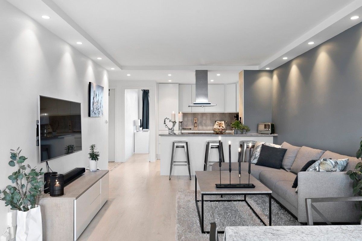 Stuen har god plass til sofagruppe, spisestue og medievegg Galleribilde