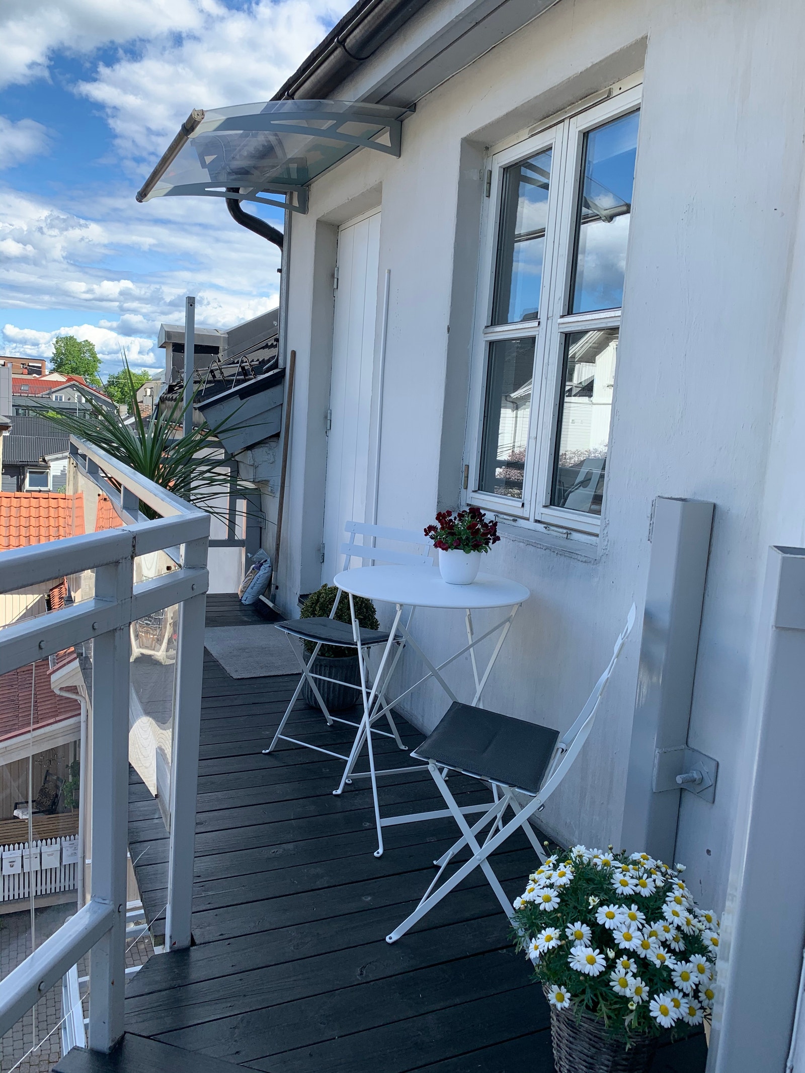 Privat inngang til leiligheten i enden. Slik er det møblert idag. Galleribilde