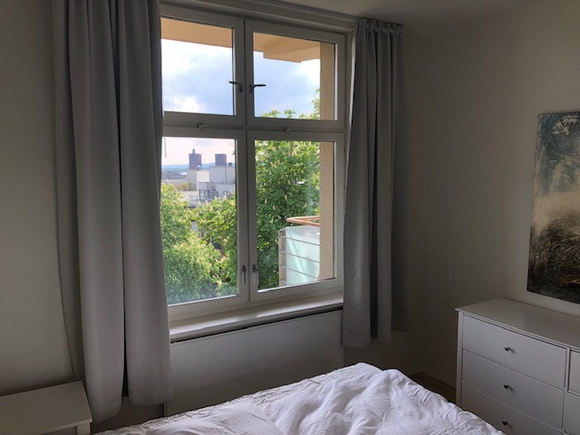 soverom 1 med utsikt til rådhuset og stor skyvedørsgarderobe Galleribilde