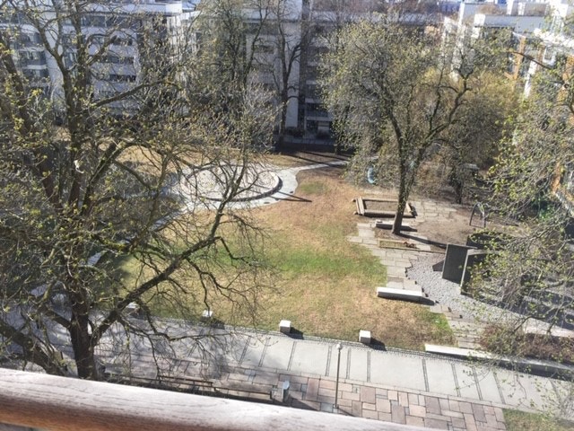 utsyn ned i parken fra balkong Galleribilde