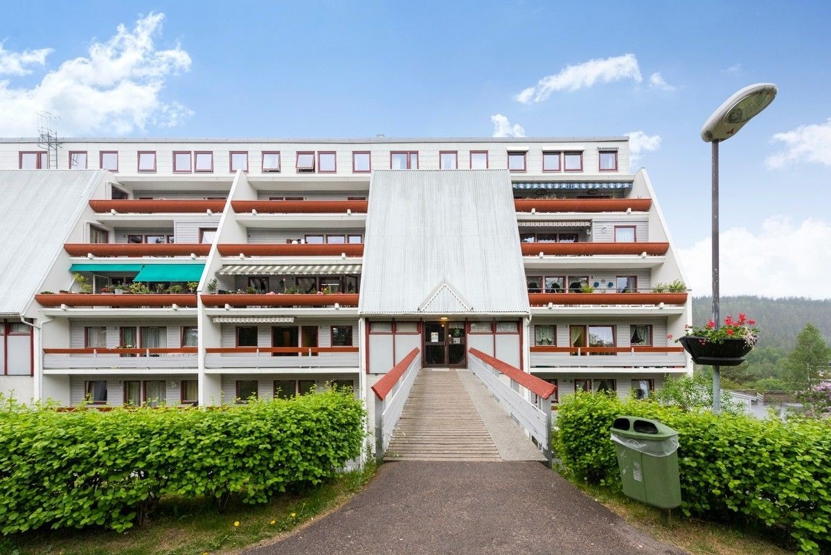 Inngangen til blokken. Leiligheten er i 1 etasje. Garasjeplass i kjelleren. Leiligheten har ikke bod. Galleribilde