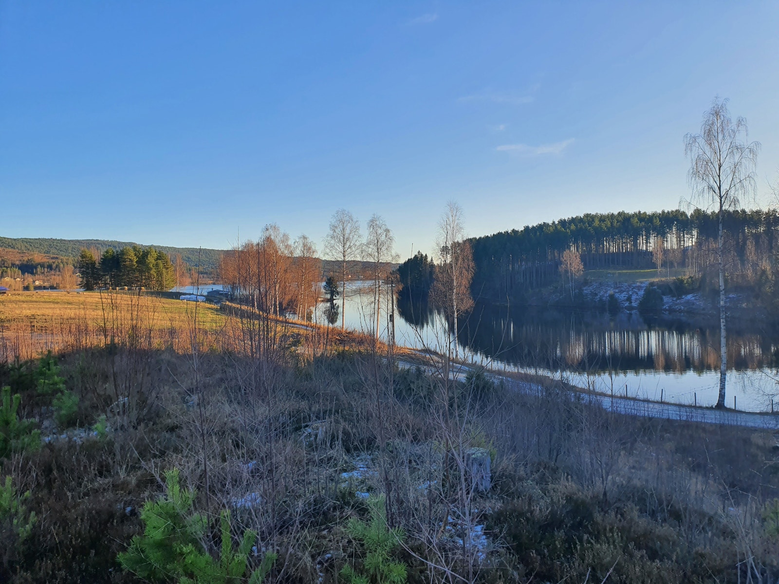 utsikt mot sør-øst. Det er hugget litt i denne retningen også slik at utsikten til vannet er svært god Galleribilde