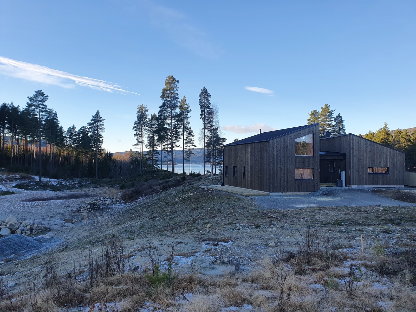 Utsikt fra tomtefeltet mot nord. Det er nå hugget en del for å bedre utsikten, og det vil også graves vekk litt av toppen på kula mot vannet i løpet av vinteren for å få enda bedre utsikt. Galleribilde