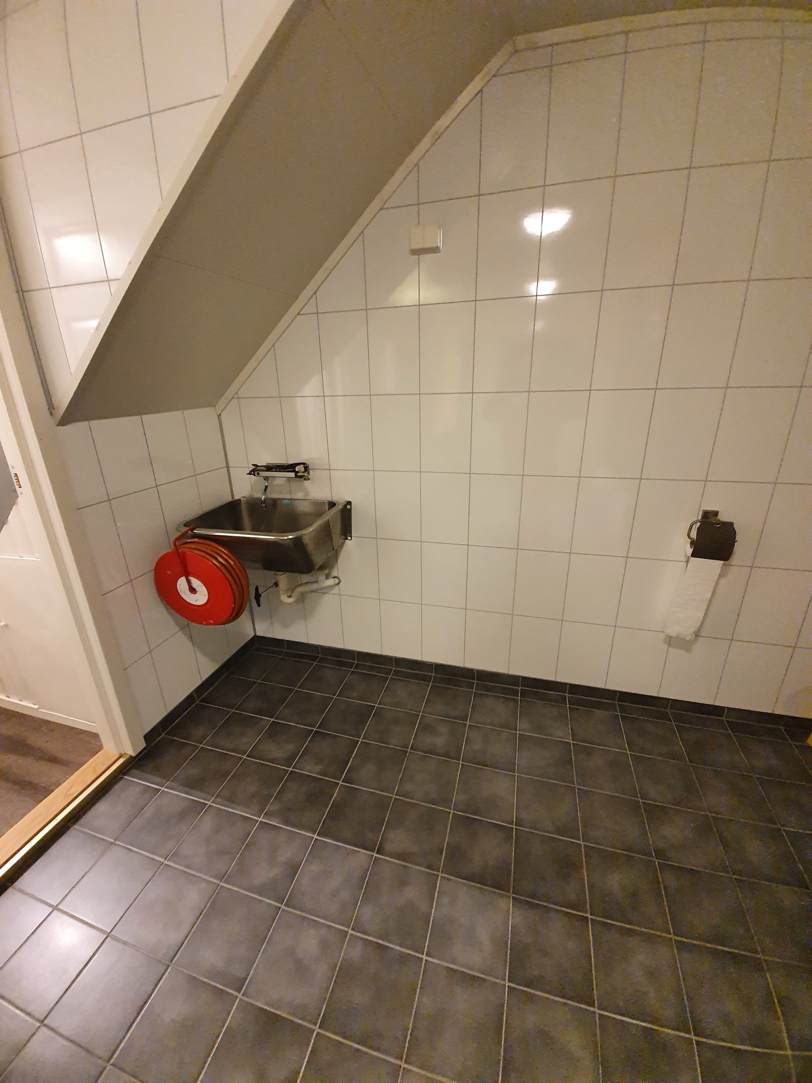 Badet, god plass til vaskemaskin/tørketrommel Galleribilde