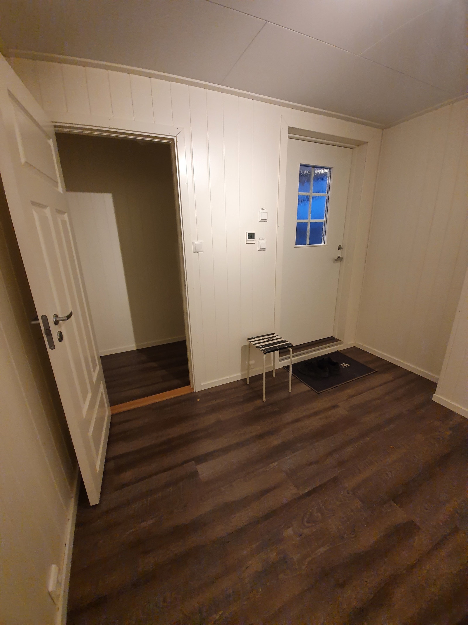 Inngangsdør og dør inn til bod Galleribilde