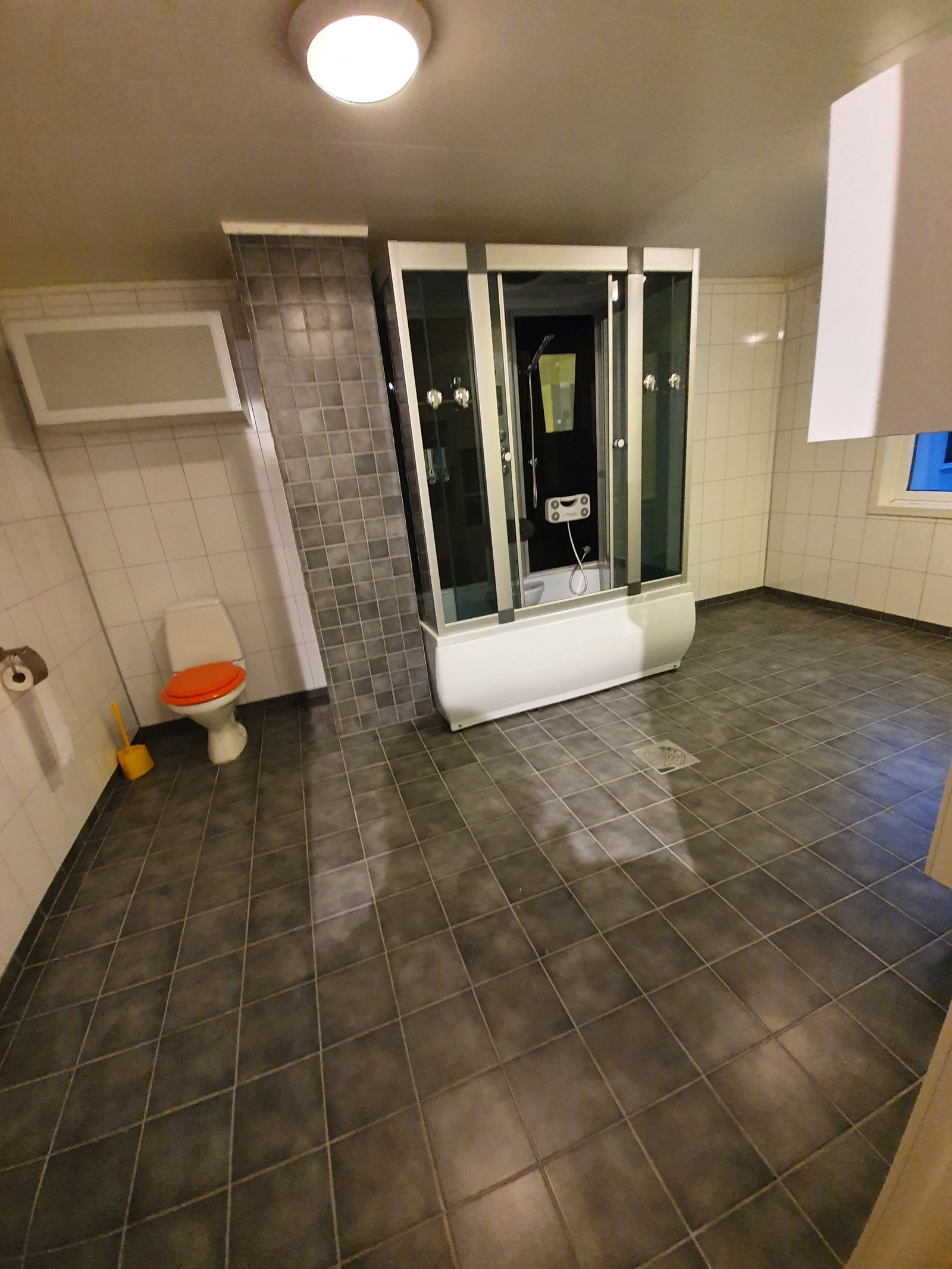 Badet, skap over toalett til toalettpapir Galleribilde