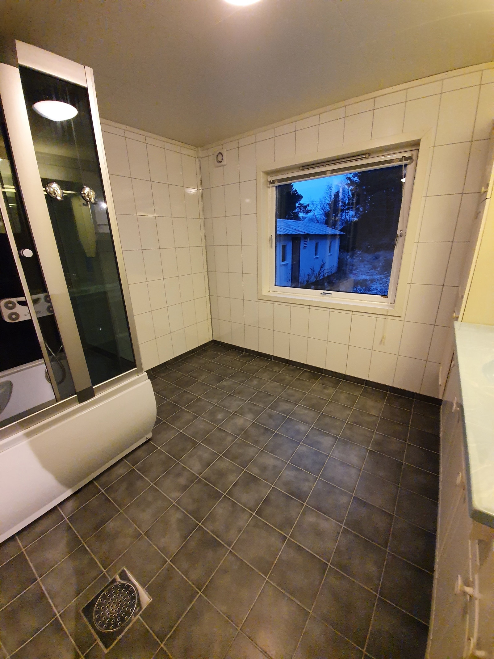 Badet, plass til kommoder/tørkestativ Galleribilde