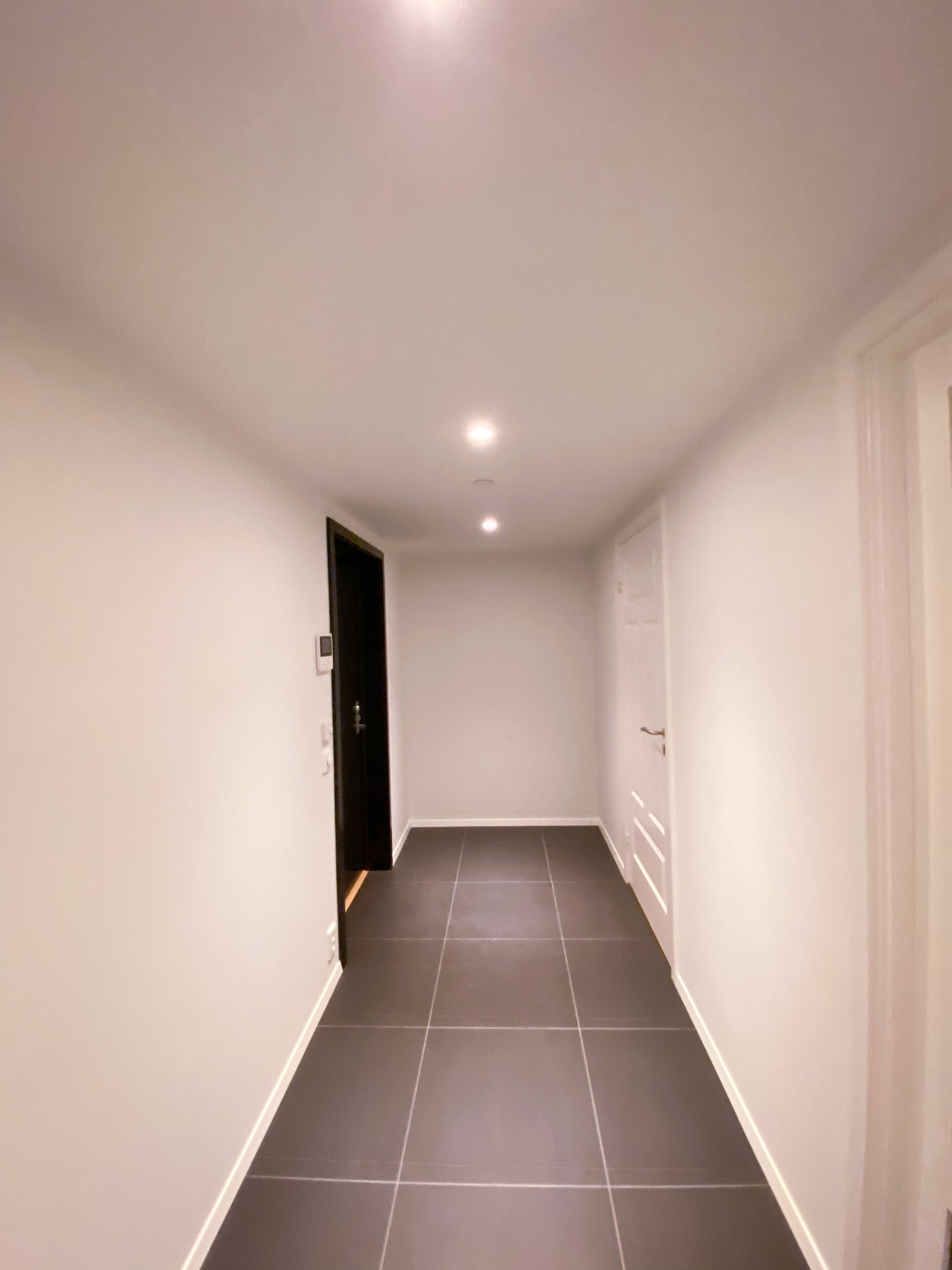 Gang 6,4 m² - Dørtelefon med video, Flislagt gang med vannbåren varme, gangskap fra Sigdal. Galleribilde