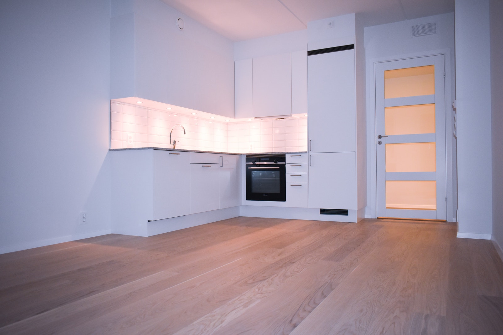 Stue / KJØKKEN 19,4 m² - Oppvaskmaskin, komfyr og kjøleskap Galleribilde