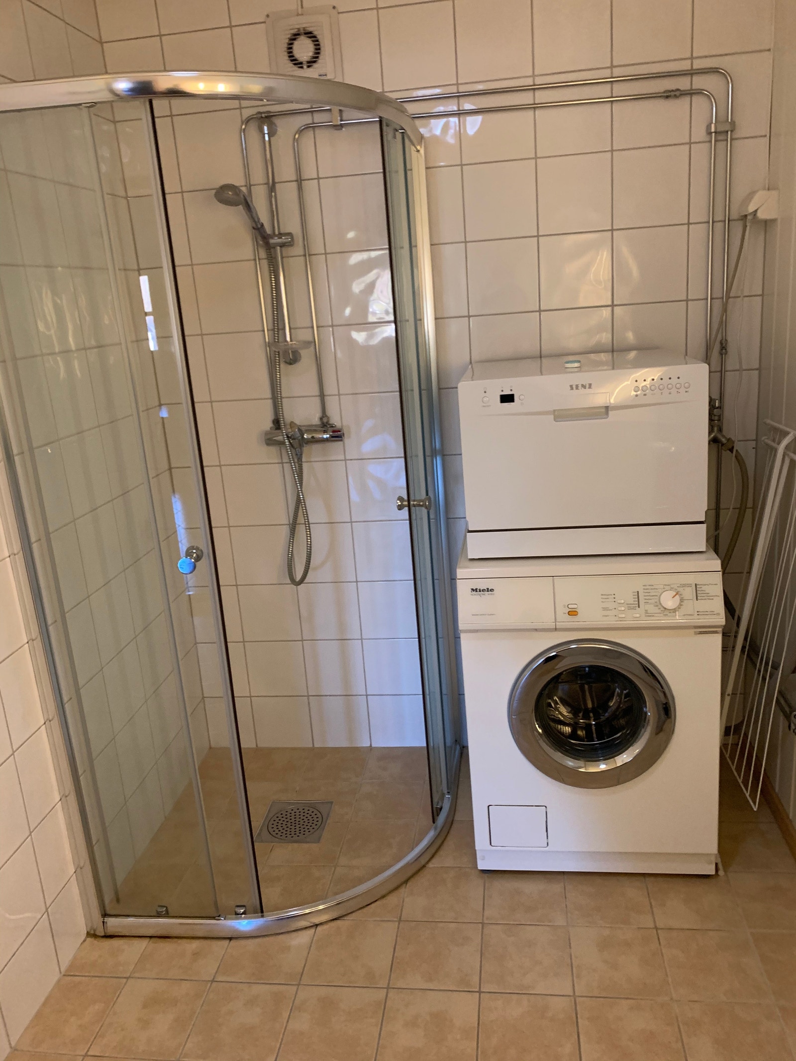 Dusj, vaskemaskin og oppvaskmaskin Galleribilde