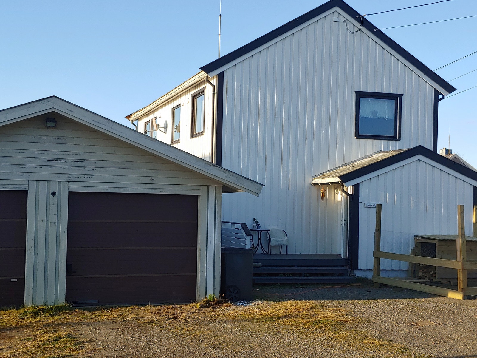 Hus, garasje - bilde fra gata Galleribilde