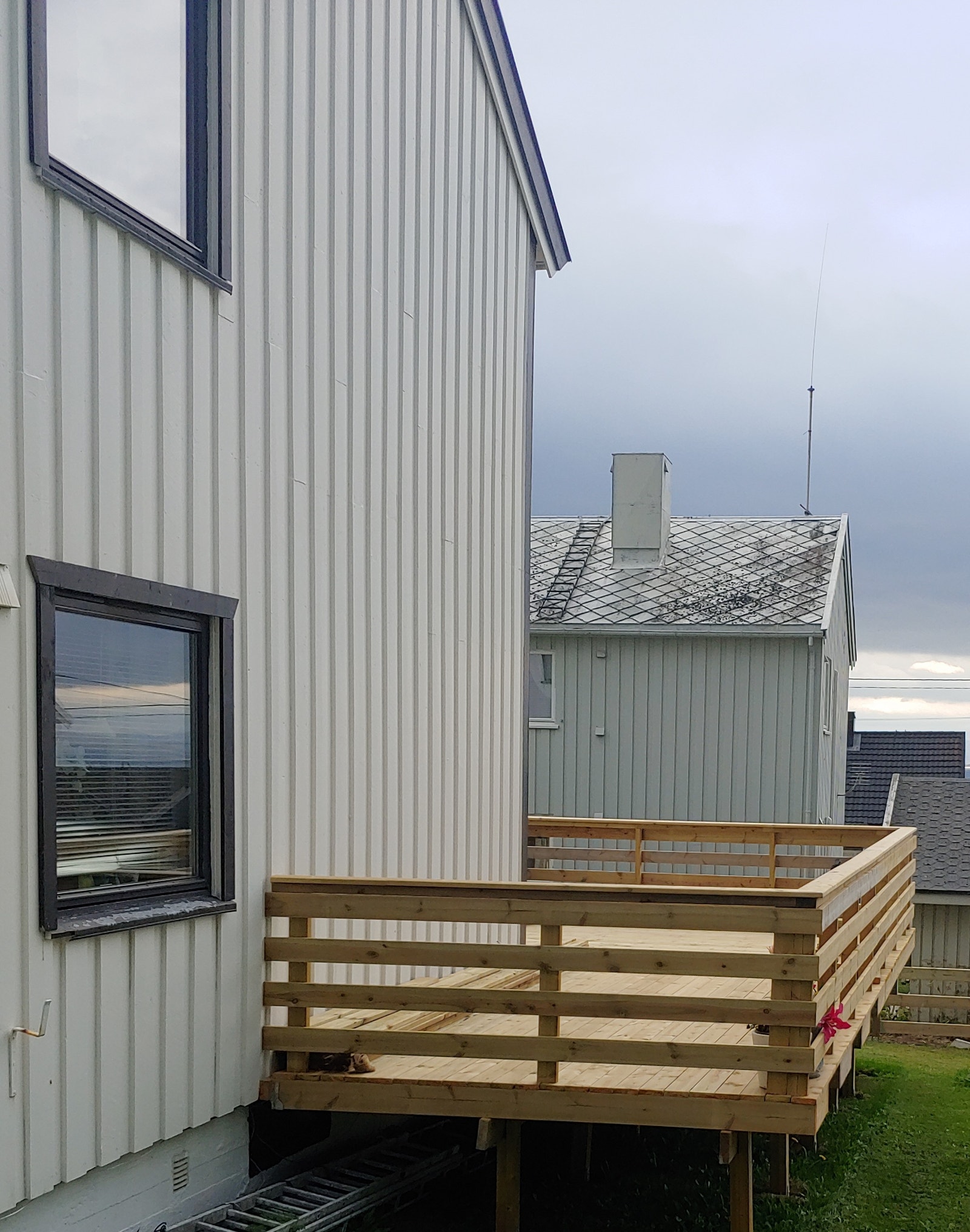 Veranda - der ved vinduet var meningen å åpne en utendørs, sånn at man går ut rett fra stua. Galleribilde