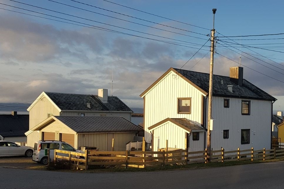 Hus - bilde fra hagen Galleribilde