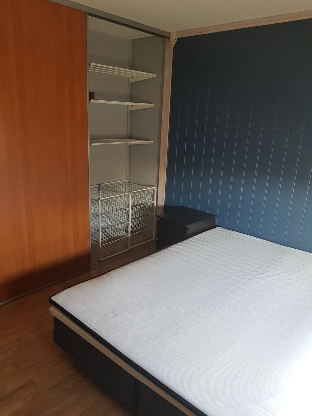 Stor soverom med en stor skap Galleribilde