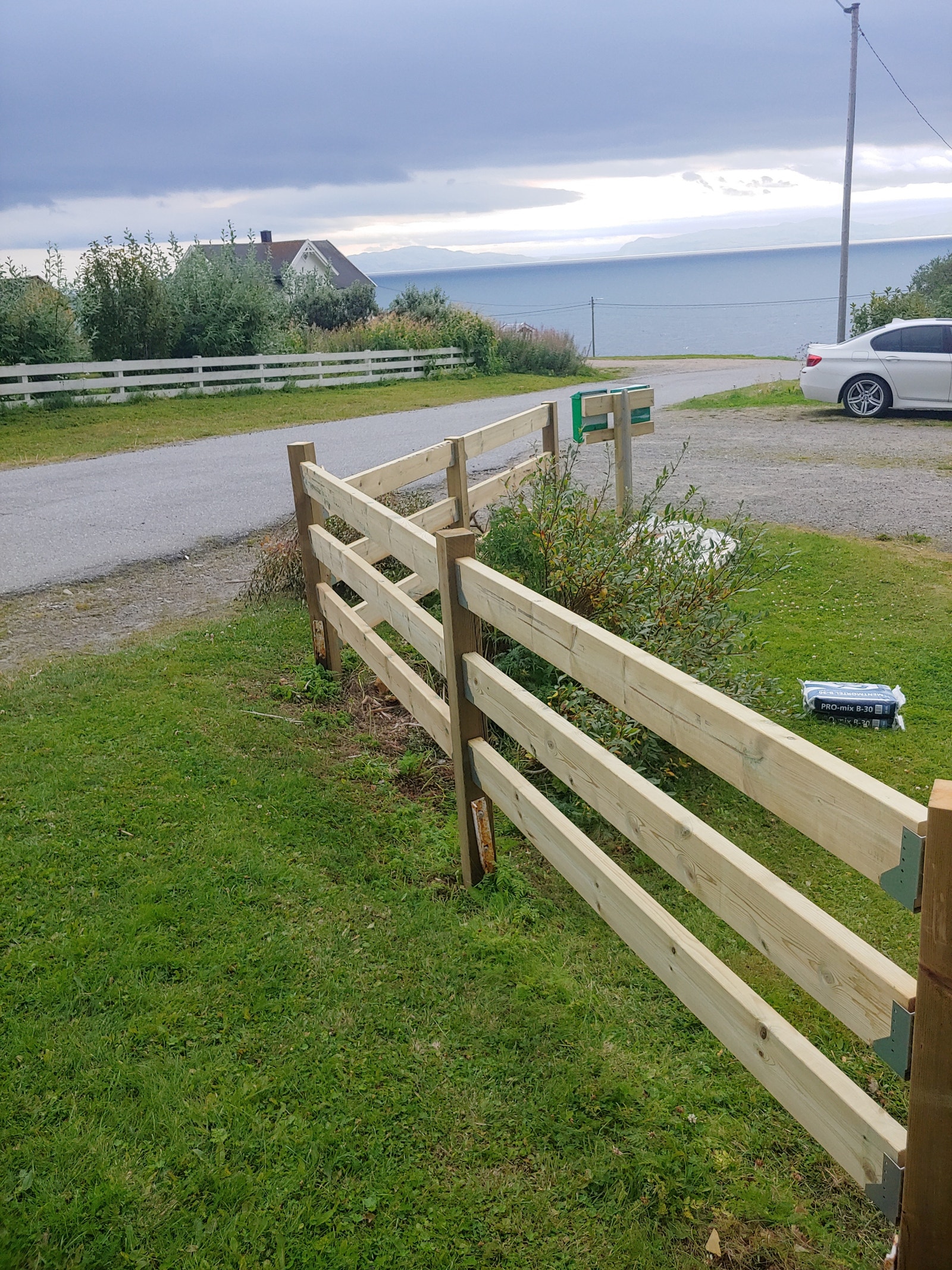Gjerdet ved hovedveien Galleribilde