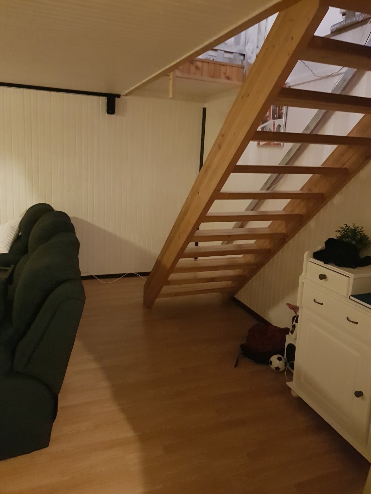 Trappa til kjelleren og soverom nr 3 i første etasje Galleribilde