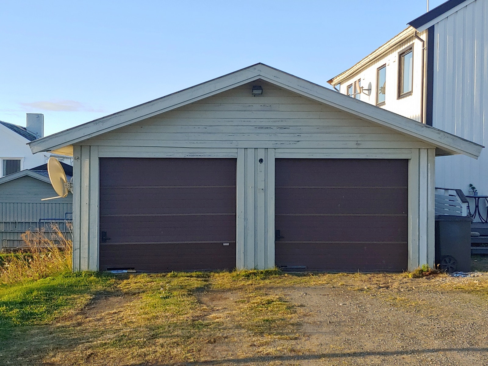 Dobbel garasje med god parkeringsplass Galleribilde