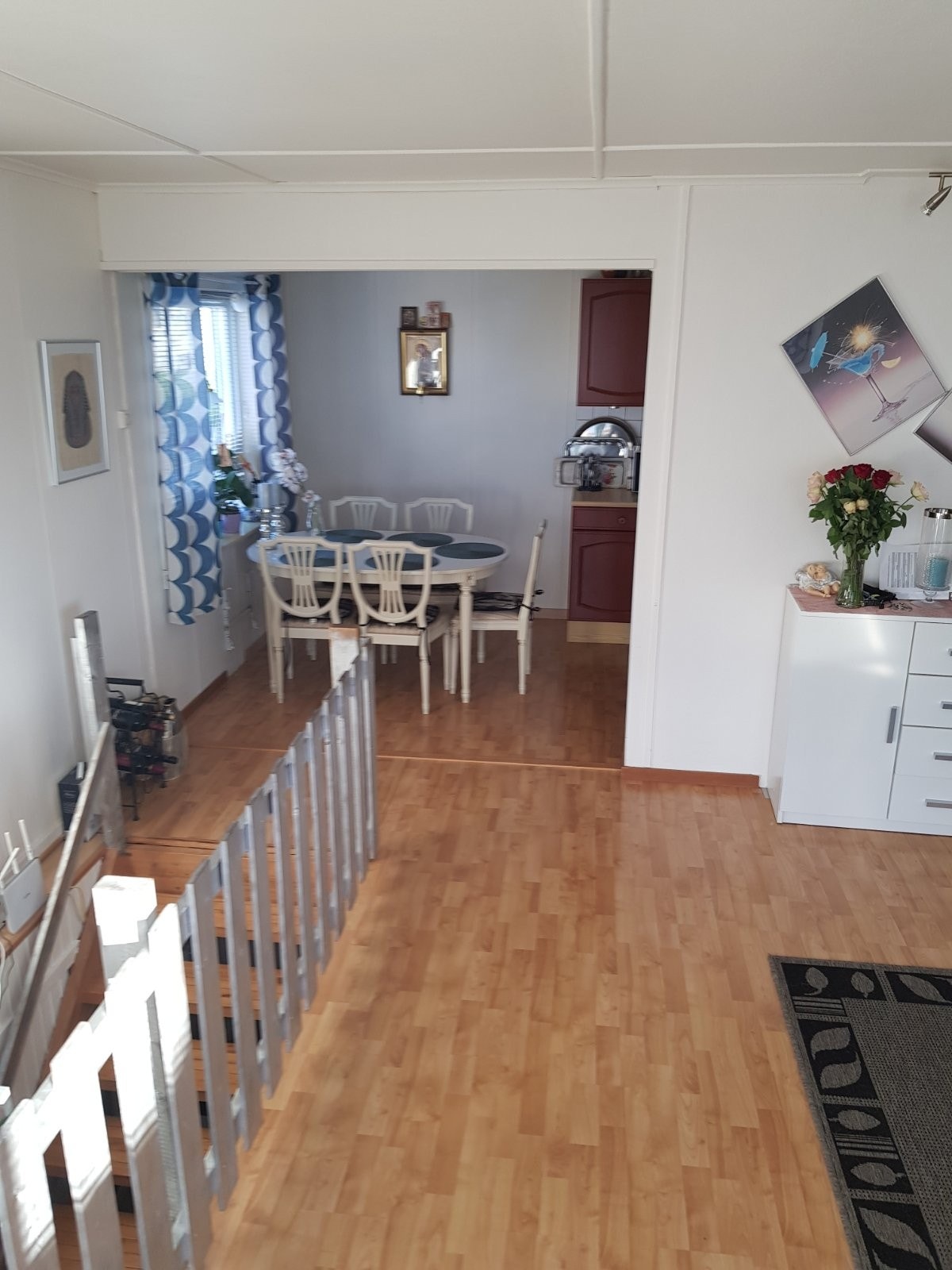 Stua, ned trappen er det kjeller med et soverom, soverommet er ikke godkjent som soverom, men kan brukes til en tenåring, barn. Galleribilde