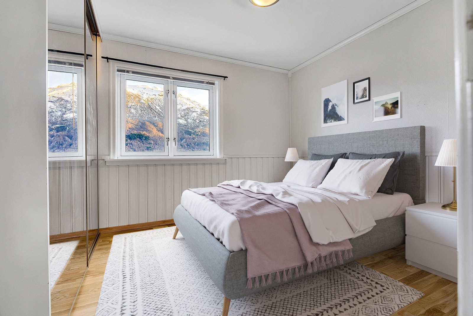 Soverom med skyvedørsgarderobe Galleribilde