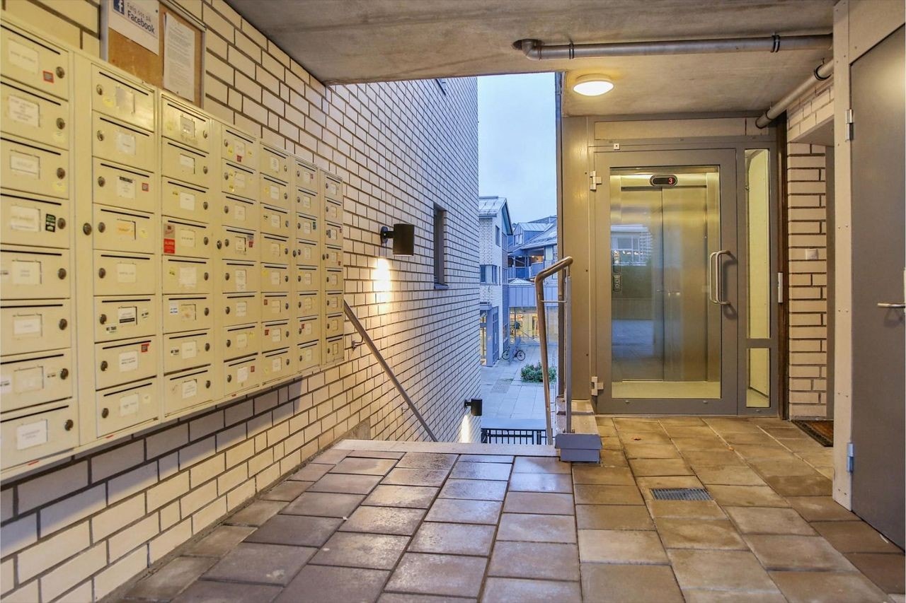 Inngang i 3. etasje med heis eller trapp Galleribilde