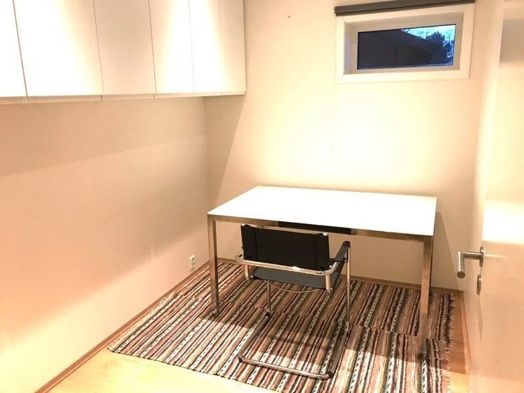 Det minste soverommeter også godt egnet som kontor. Stort vindu er skjult av døren på dette bildet. Galleribilde