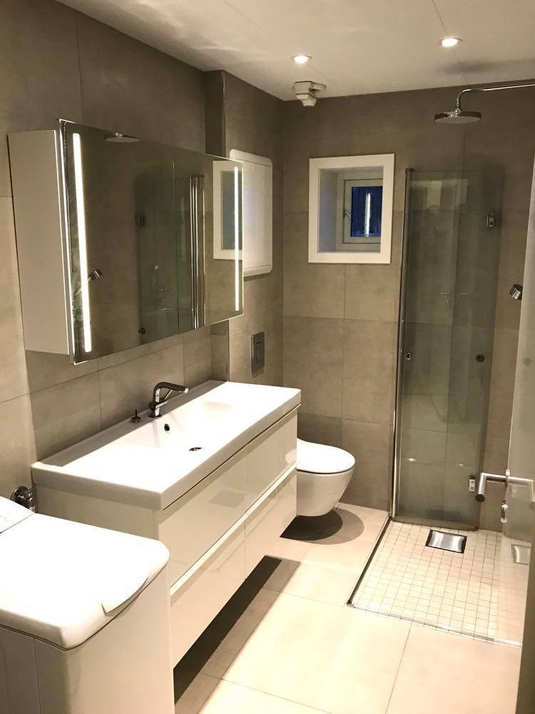 Bad med vaskemaskin. Tørketrommel må leietaker selv skaffe. Galleribilde