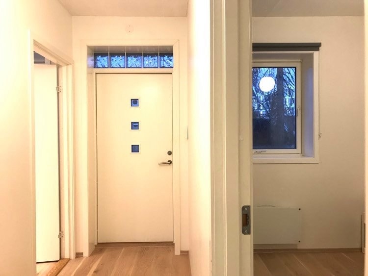 Gangen med inngang til begge soverom, bad og ekstra ytterdør. Galleribilde