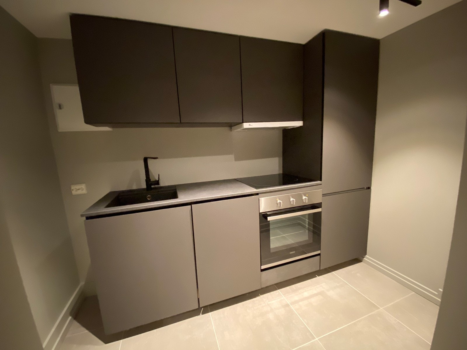 Kjøkken helt nytt fra 2020 inkl. diverse hvitevarer inkl. kjøl-/fryseskap. Galleribilde