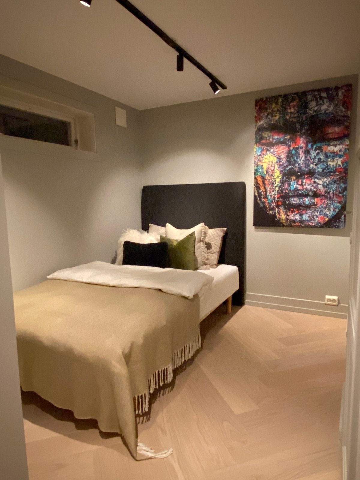 Soverom plassert med direkte tilgang til badet. I tillegg finnes et eget lukket rom med vaskemaskin. Galleribilde