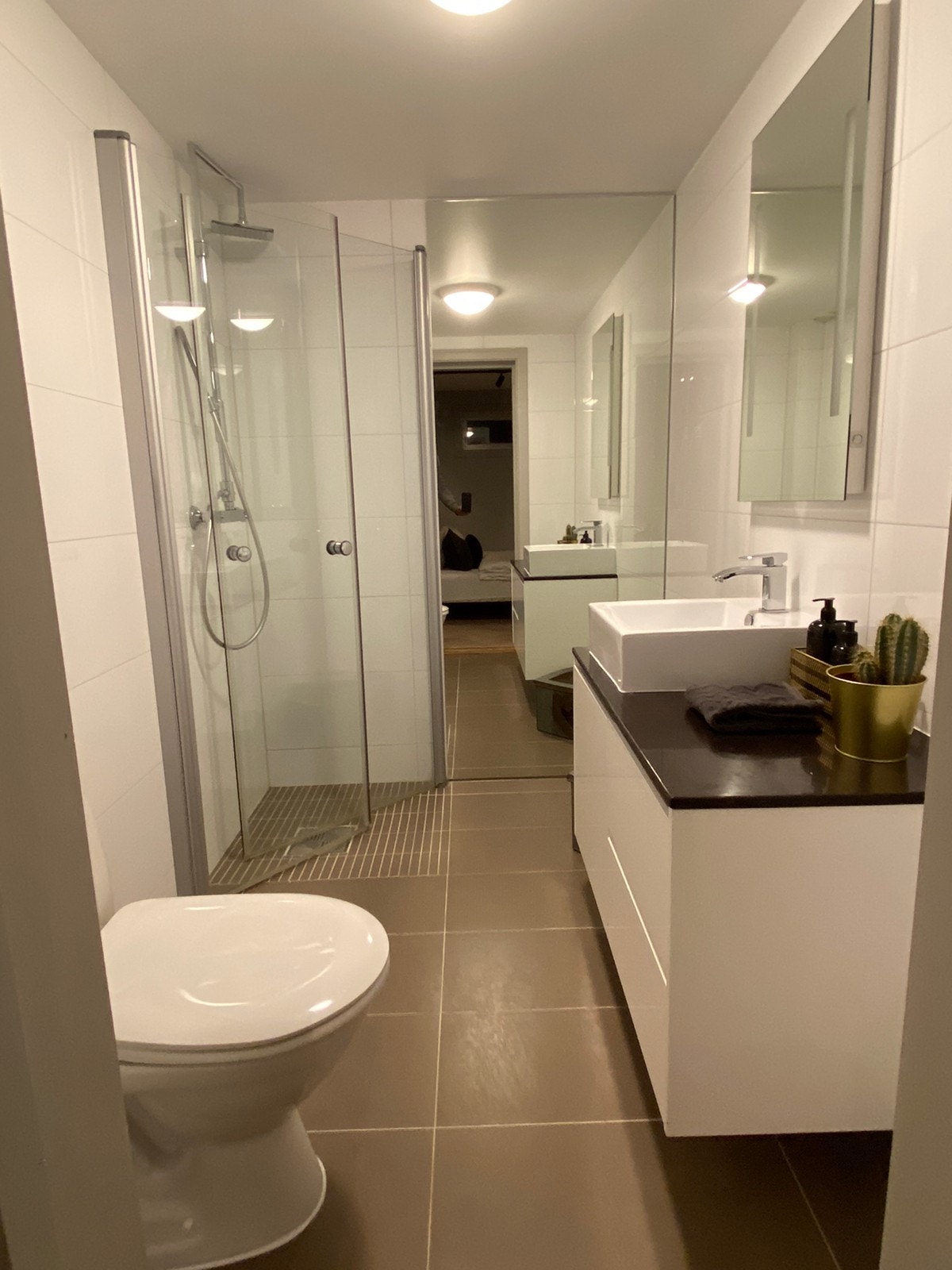 Romslig bad med dusjsone, toalett og servant + takhøyt speil m.m. Galleribilde