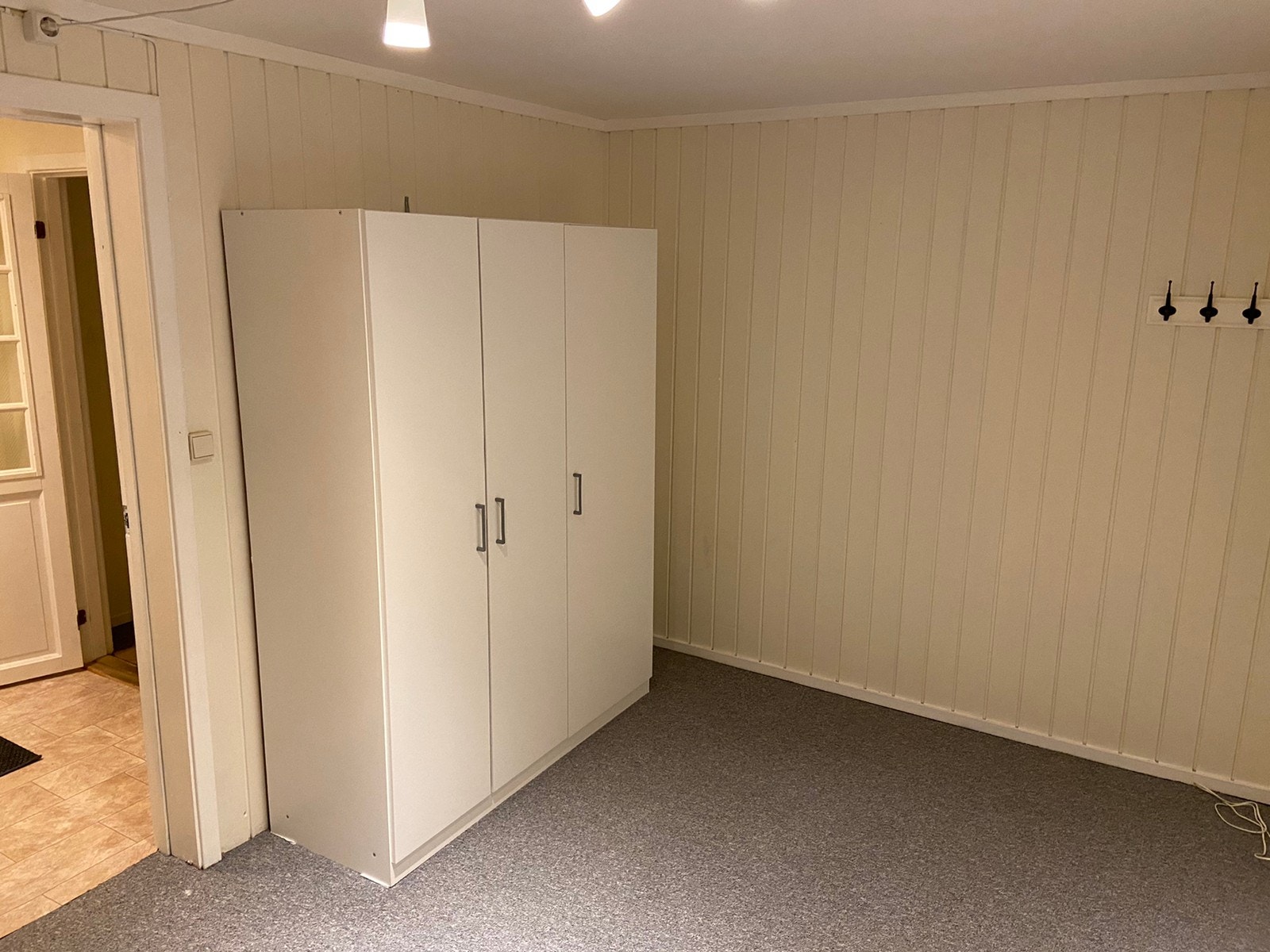 Soverom med garderobeskap Galleribilde