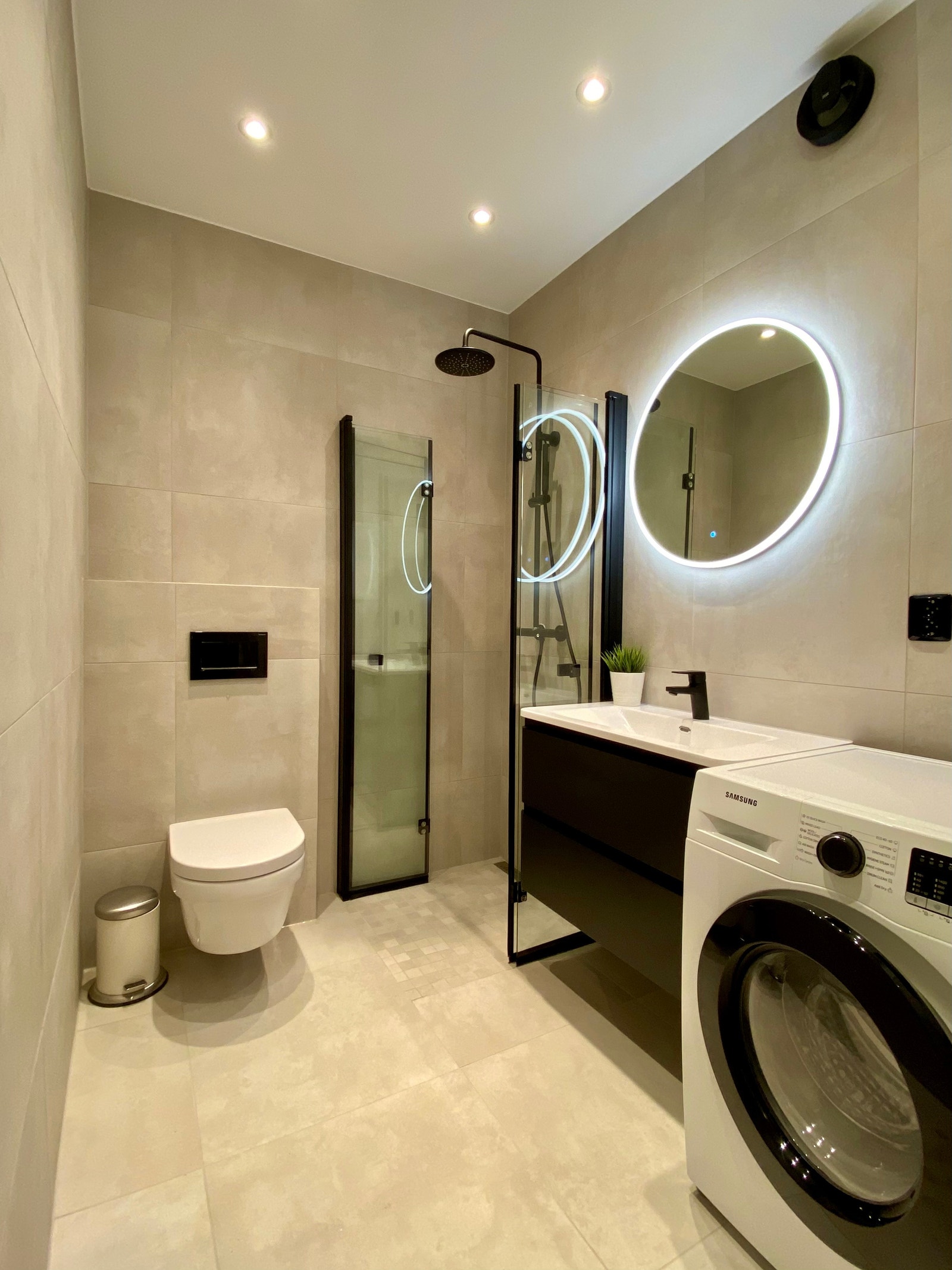 Bad fra 2020 med kombinert vaskemaskin og tørketrommel. Regnfallsdusj. Galleribilde