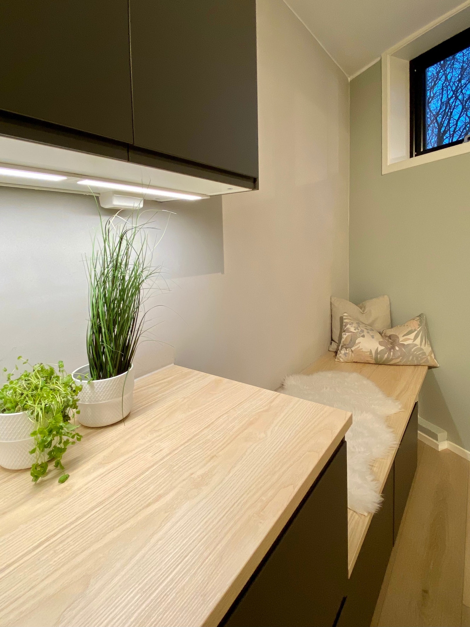 Sittebenk som forlengelse av kjøkkenet. Galleribilde