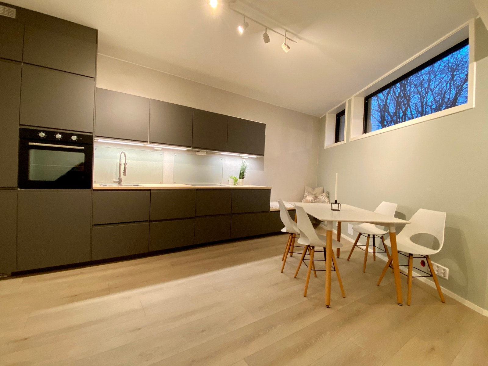 Kjøkkeninnredningen har stekeovn, steketopp, oppvaskmasking, kjøleskap og fryser fra 2020. Ekstra plass til lagring. Galleribilde