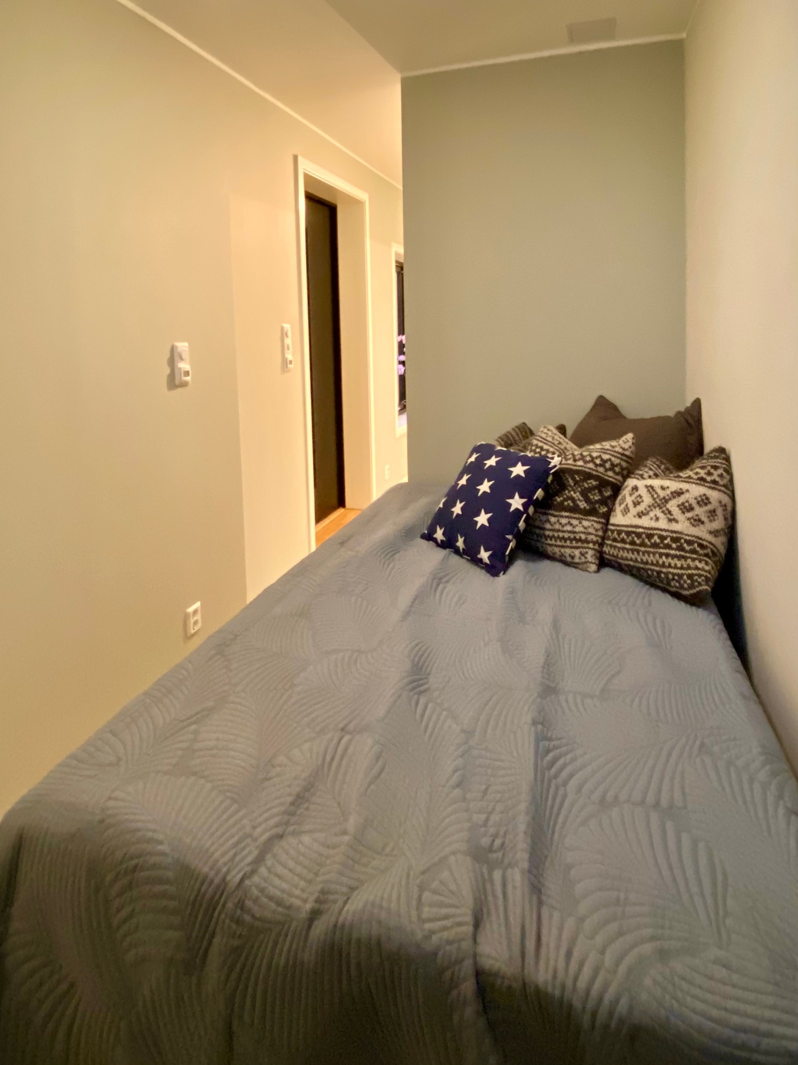 Sovealkove med god plass til seng og lagring. Galleribilde