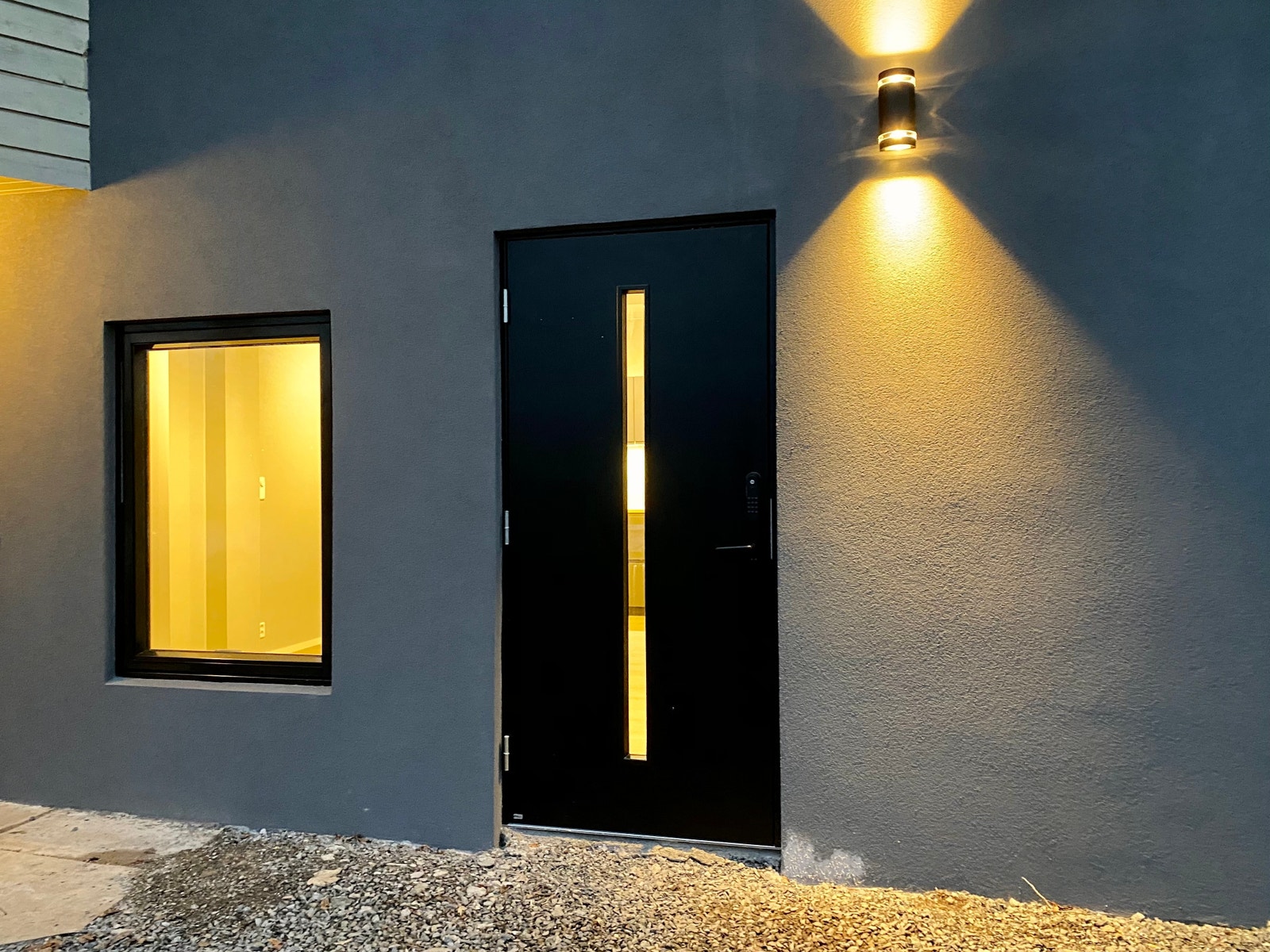 Inngangsparti. Dør med kodelås. Galleribilde