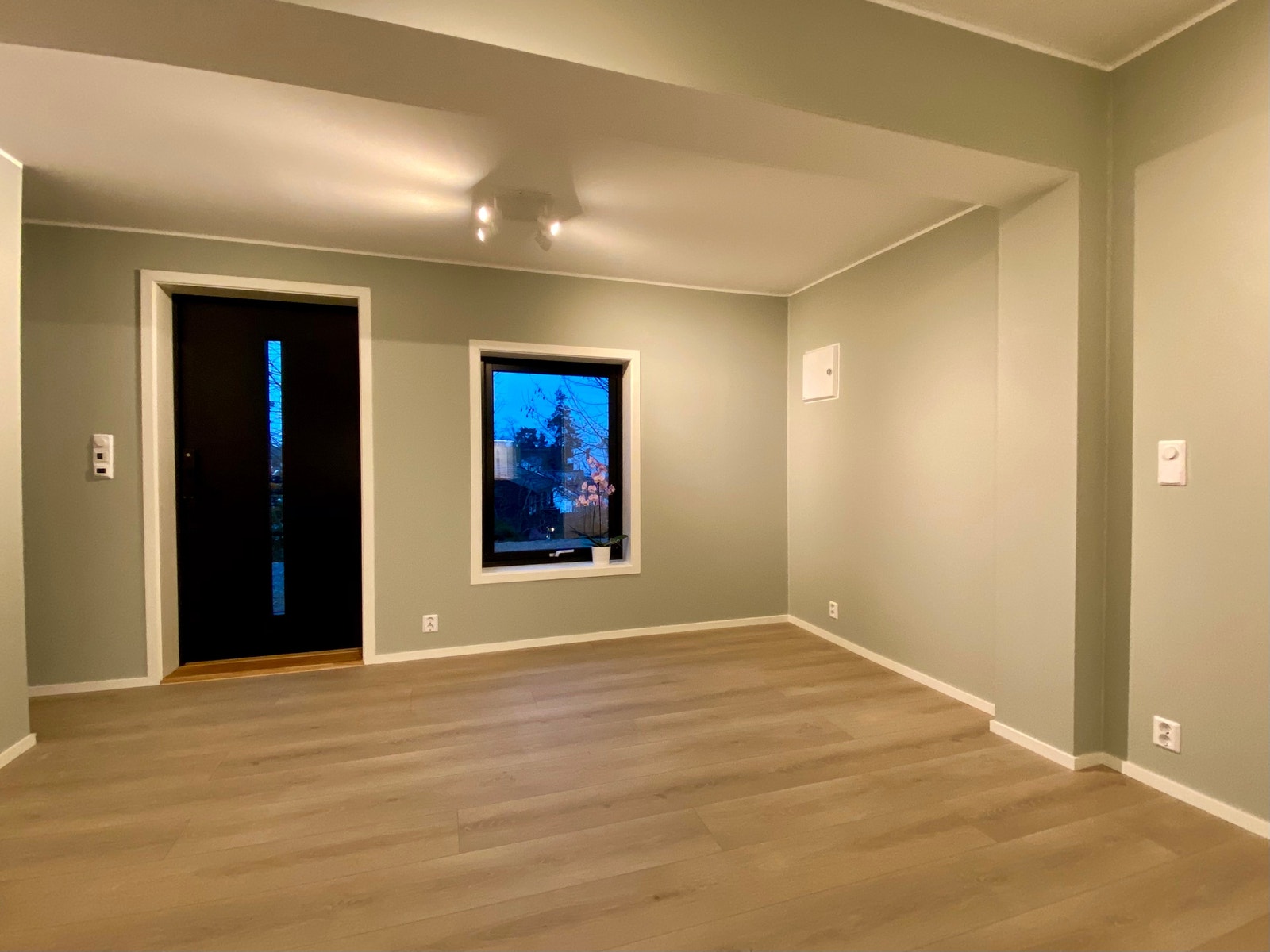 God plass til sofa og tv. Varme i alle gulv. Galleribilde