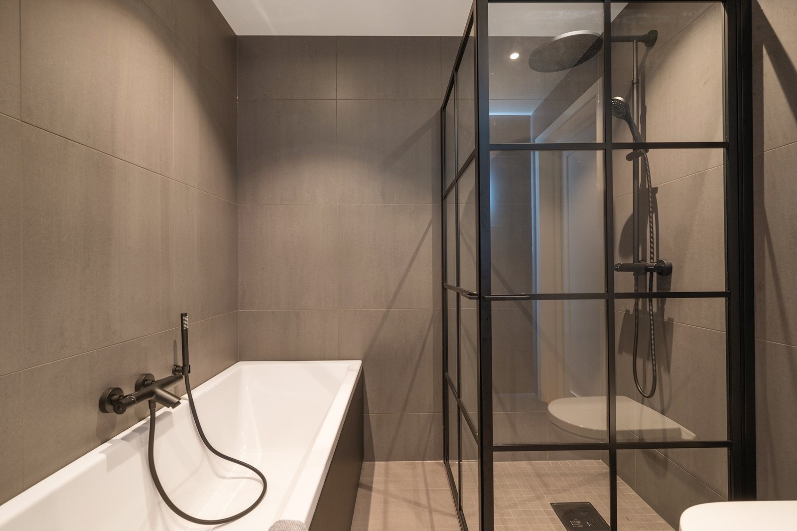 Dusjen har regnfallsdusj, hånddusj og stilfulle glassdører. Galleribilde