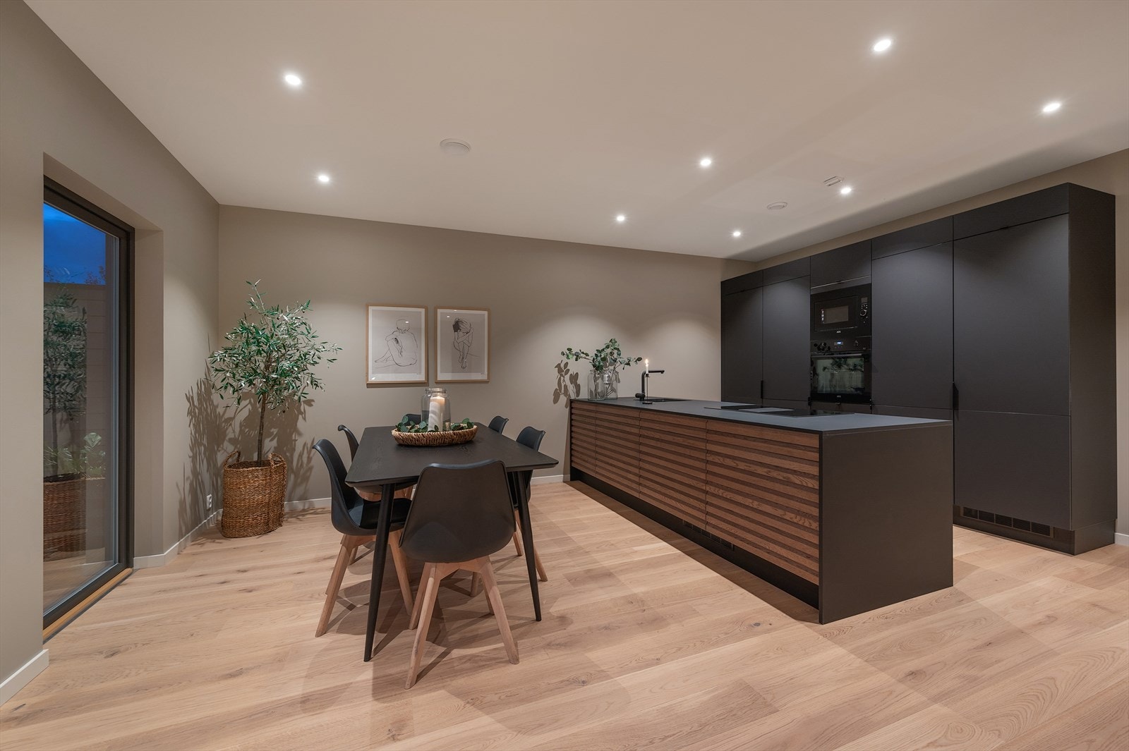 Den åpne løsningen mot kjøkkenet gir naturlig rom for en stor spisestue. Galleribilde