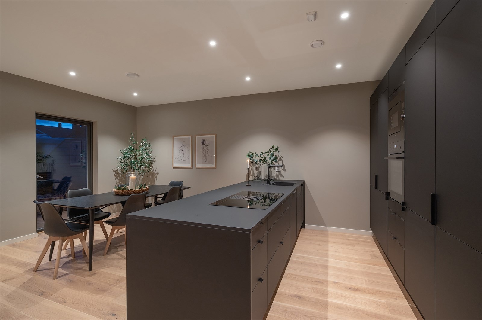 Flott utforming med toppforet innredning, "barløsning" mot spisestuen og godt med skapplass. Galleribilde