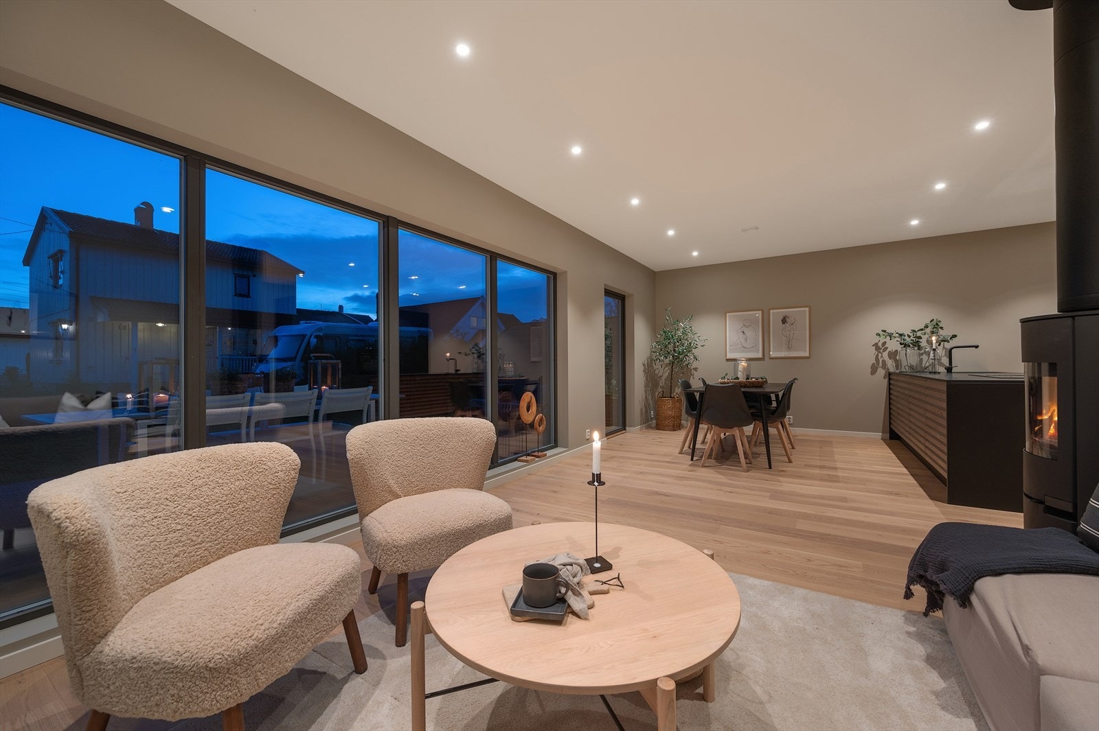 Stuen har store vindusflater som slipper inn rikelig med naturlig lys. Galleribilde