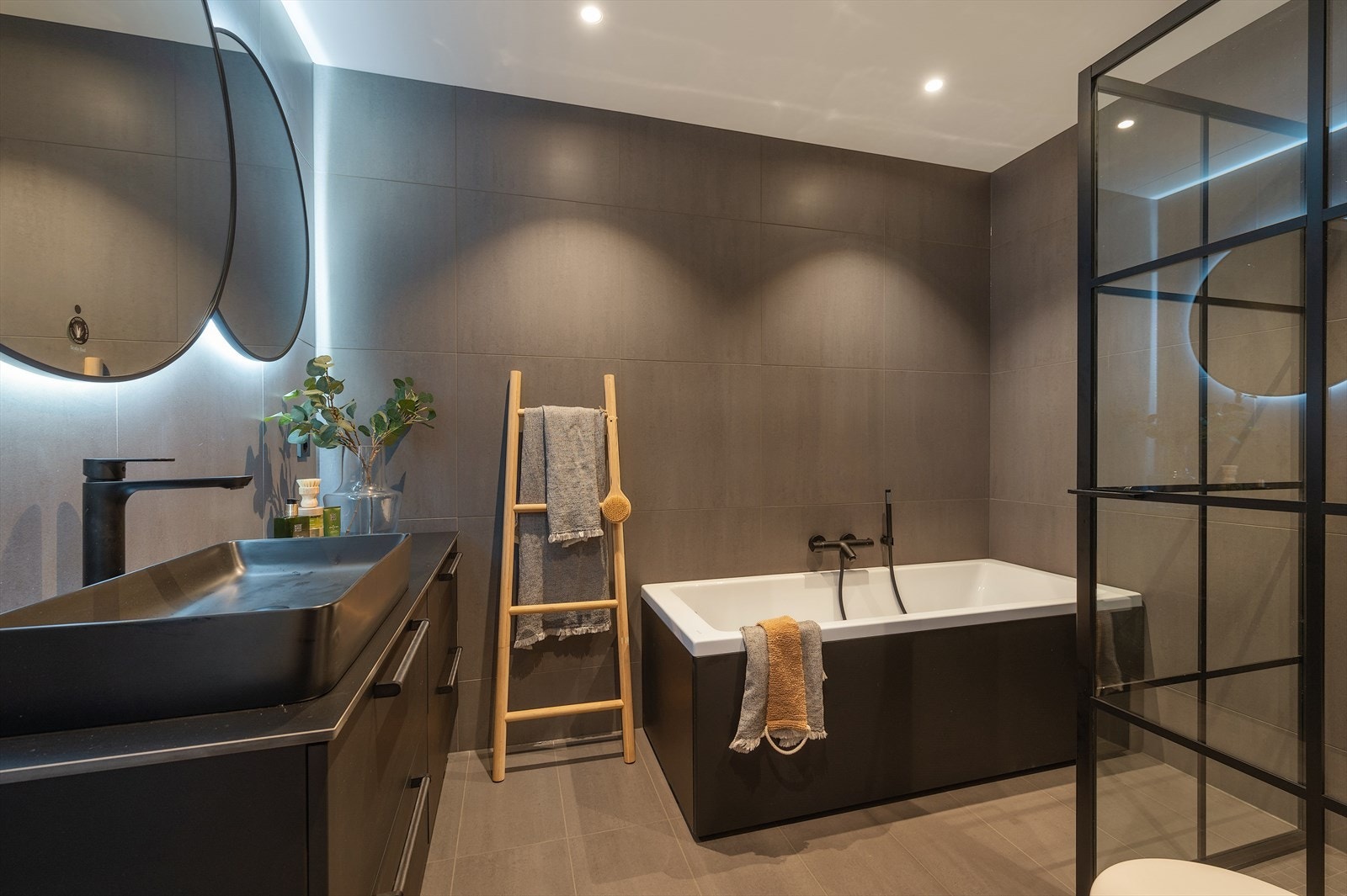 Det ene badet ligger i tilknytning til hovedsoverommet et delikat bad med deilig badekar og et romslig dusjhjørne. Galleribilde