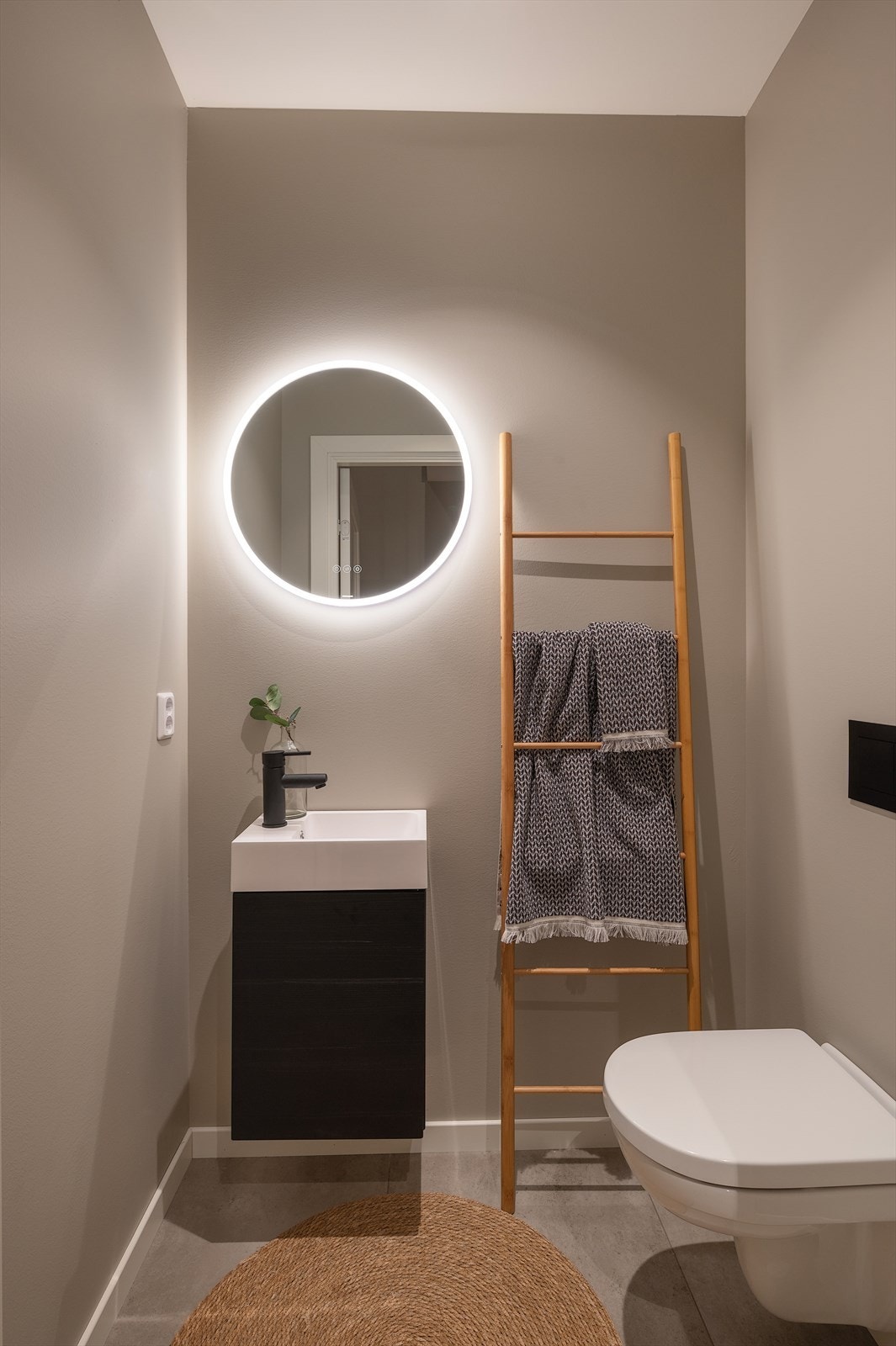 Separat toalettrom i første etasje. Galleribilde