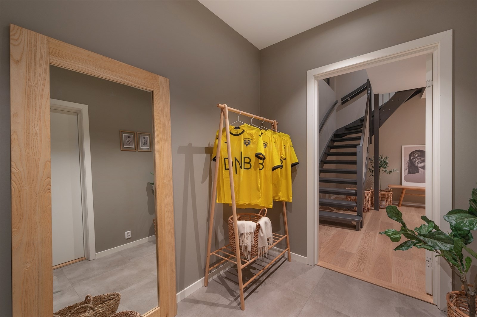 Du ønskes velkommen av en lekker entre med flislagt gulv, tidsriktige farger og rom for garderobeløsning. Galleribilde