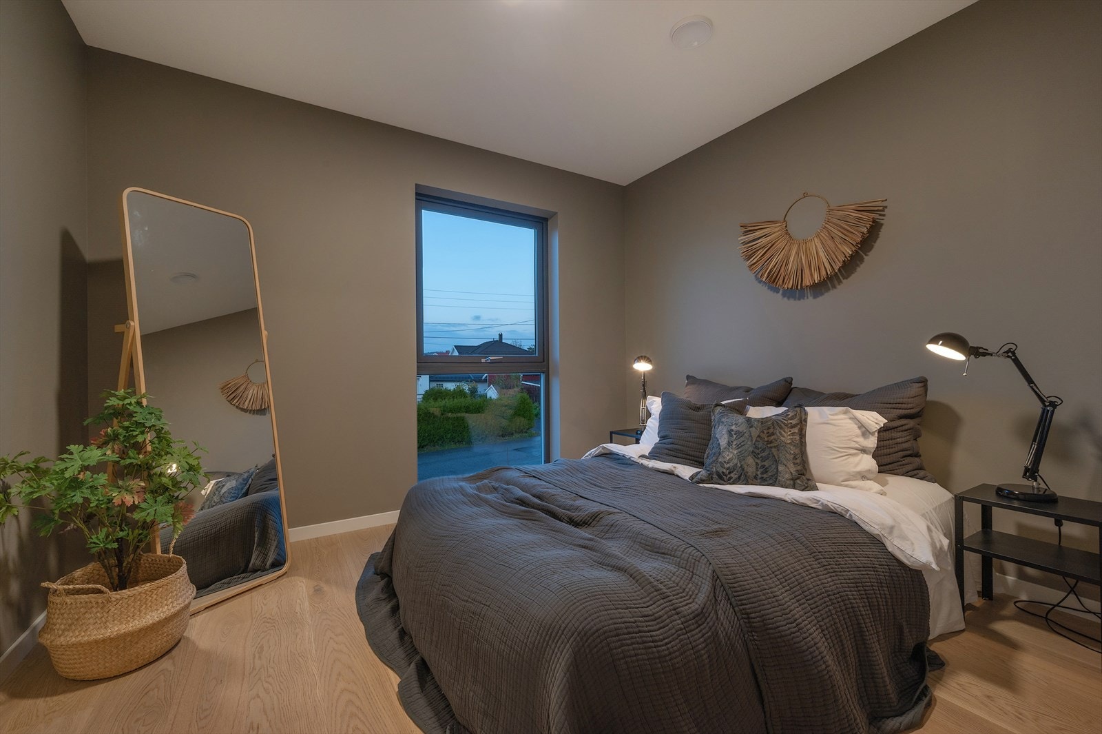 Boligen har fem gode soverom som ligger samlet i andre etasje Galleribilde