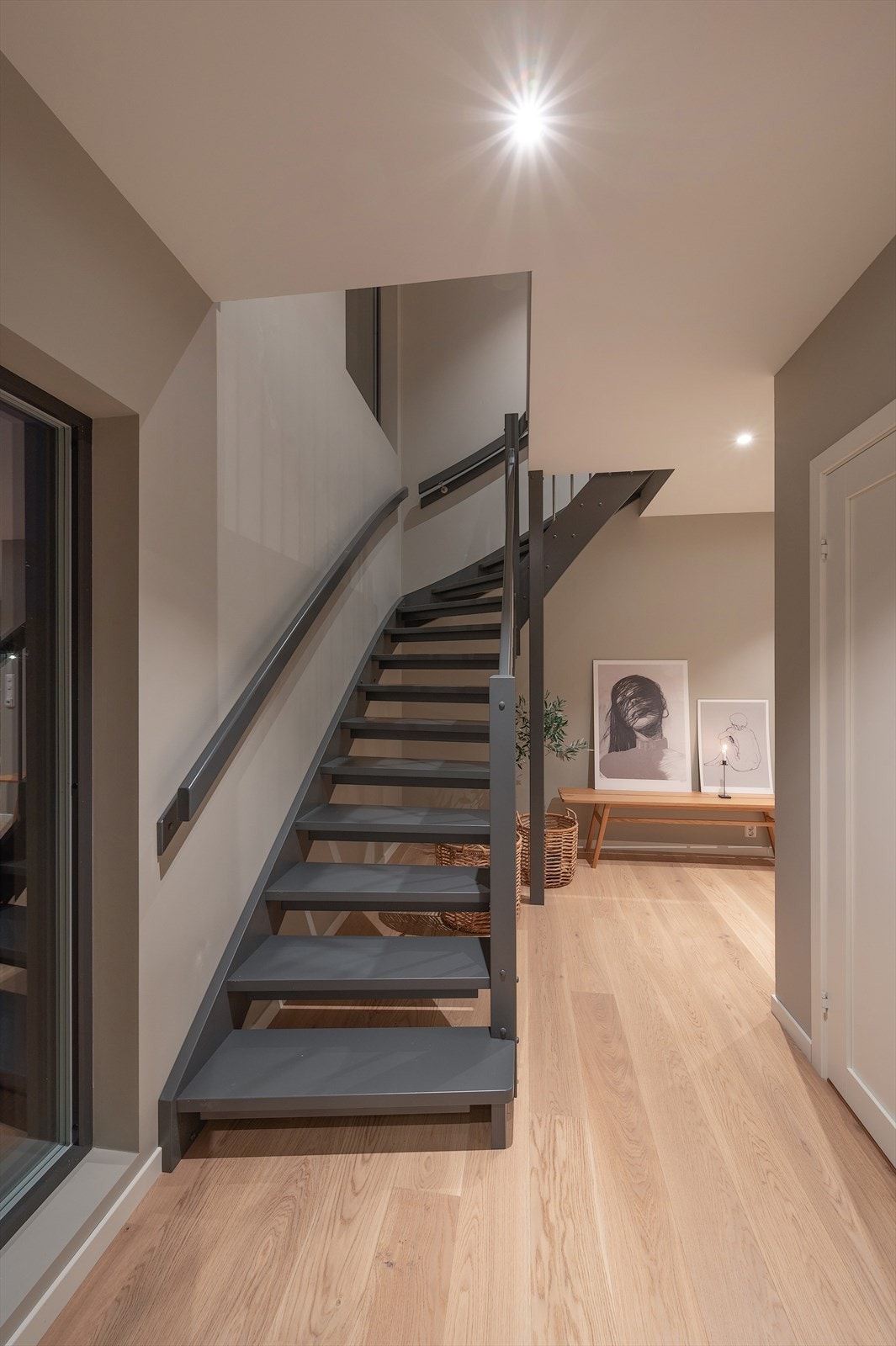 Boligen holder en høy standard med en-stavs parkett, downlights i tak, store vinduer og flere lekre detaljer. Galleribilde